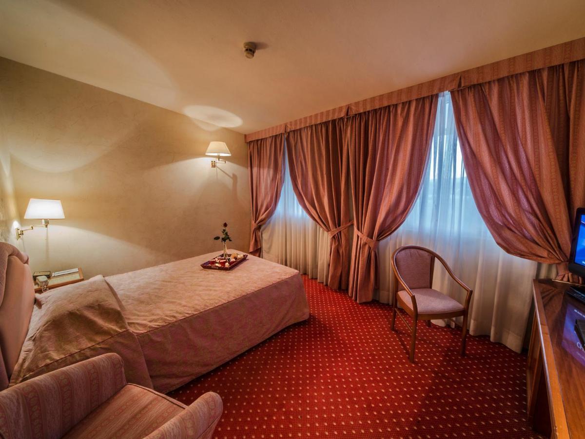 Hotel Valdarno Монтеварчи Екстериор снимка