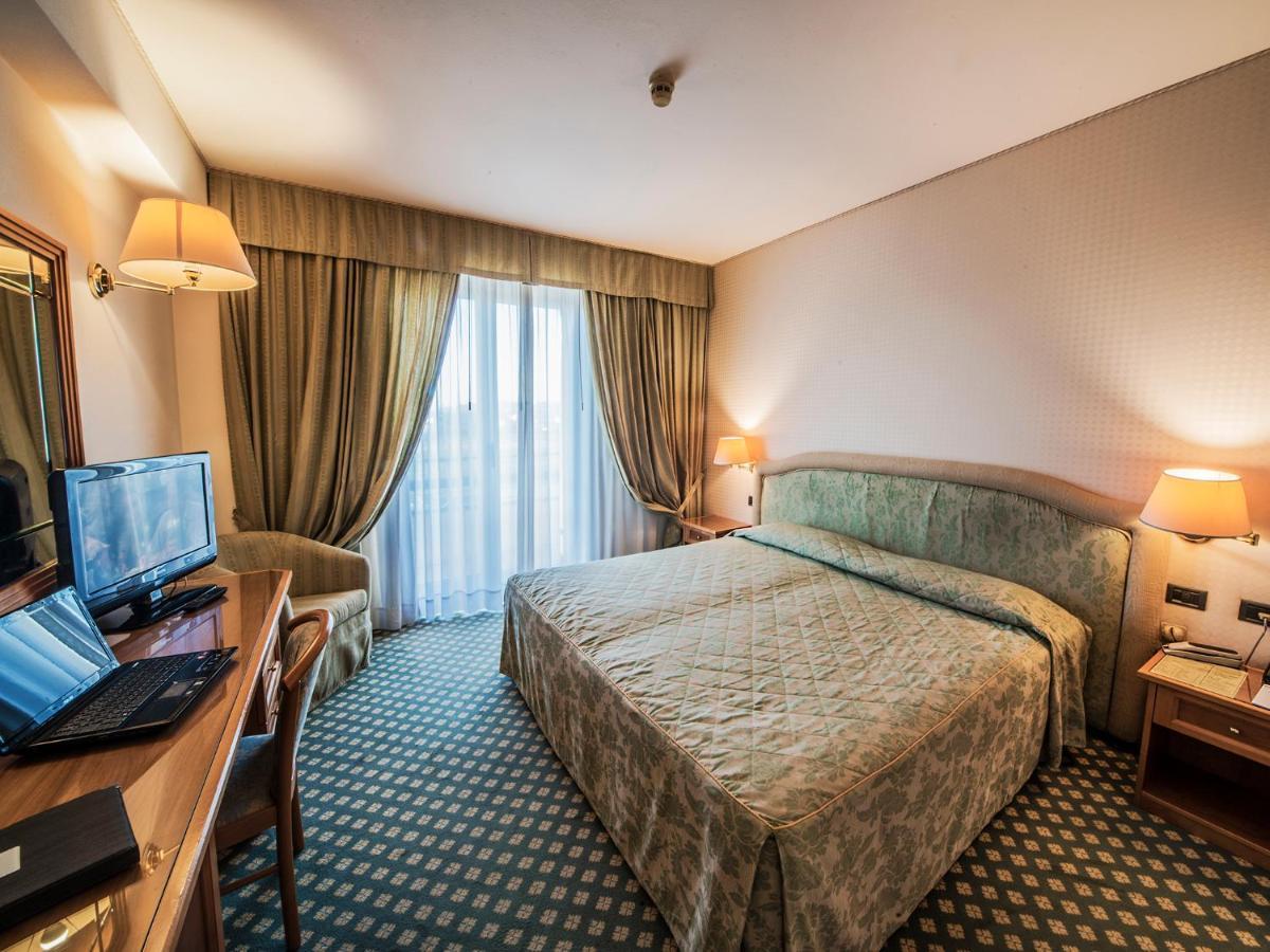 Hotel Valdarno Монтеварчи Екстериор снимка