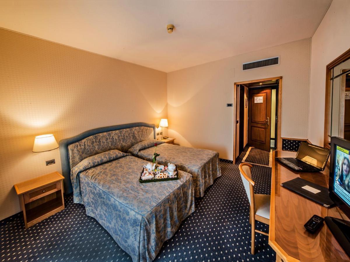Hotel Valdarno Монтеварчи Екстериор снимка