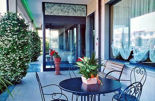 Hotel Valdarno Монтеварчи Екстериор снимка