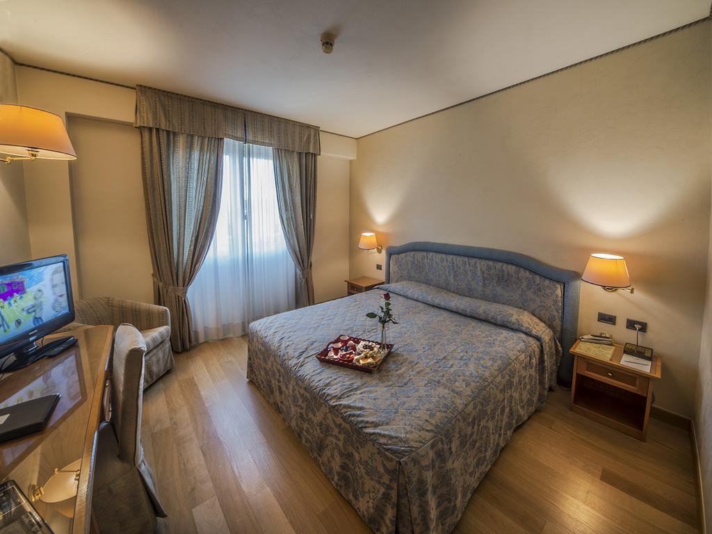 Hotel Valdarno Монтеварчи Екстериор снимка