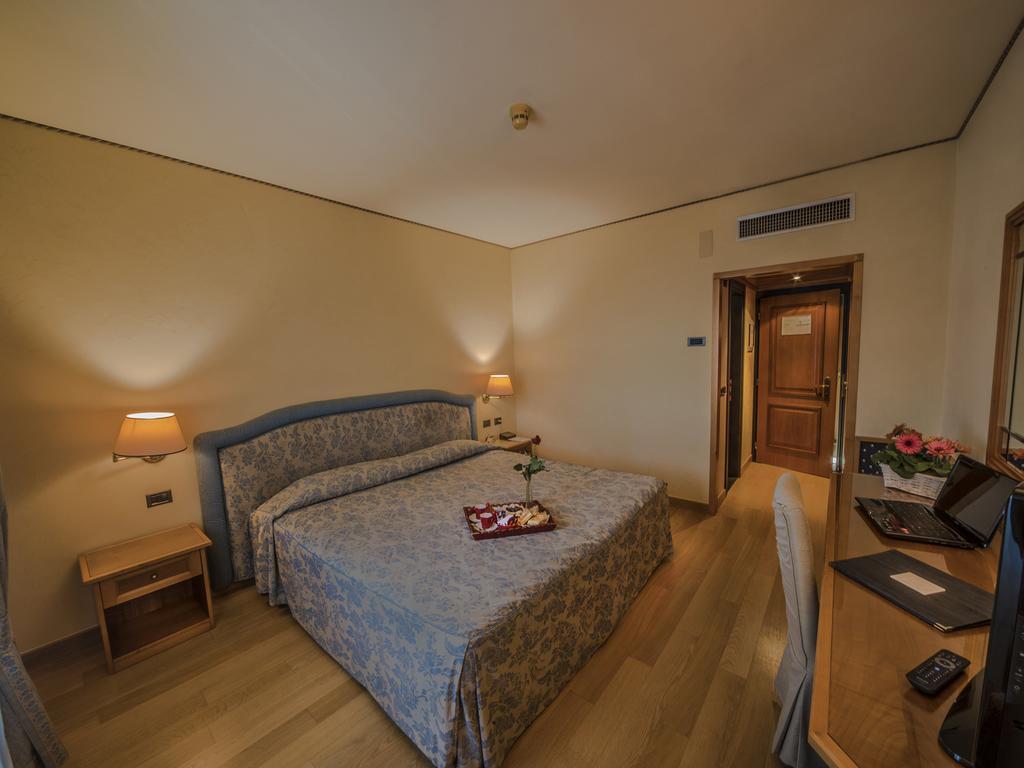 Hotel Valdarno Монтеварчи Екстериор снимка