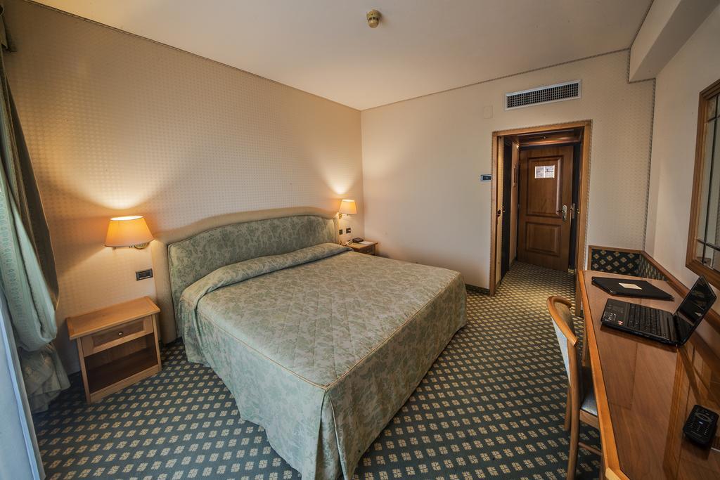 Hotel Valdarno Монтеварчи Екстериор снимка