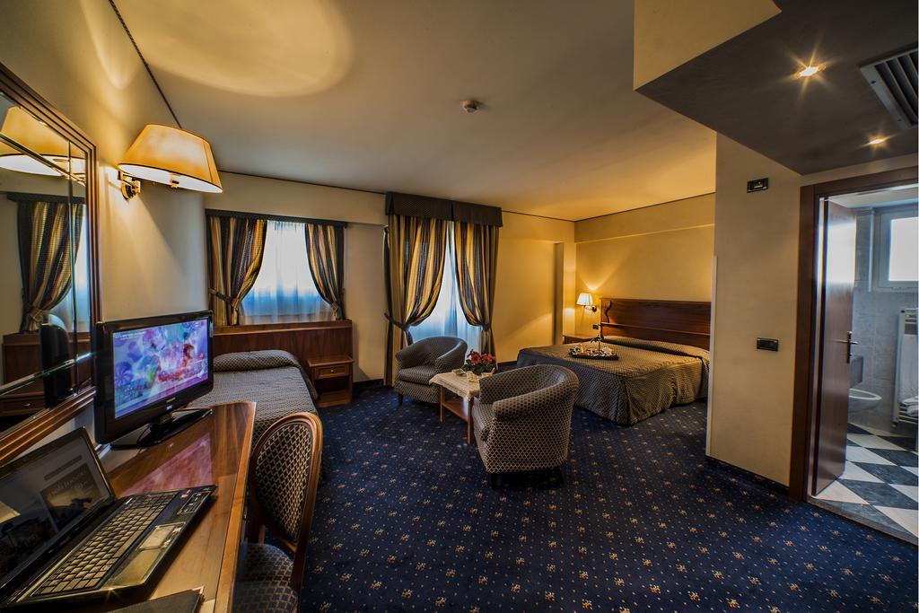 Hotel Valdarno Монтеварчи Екстериор снимка