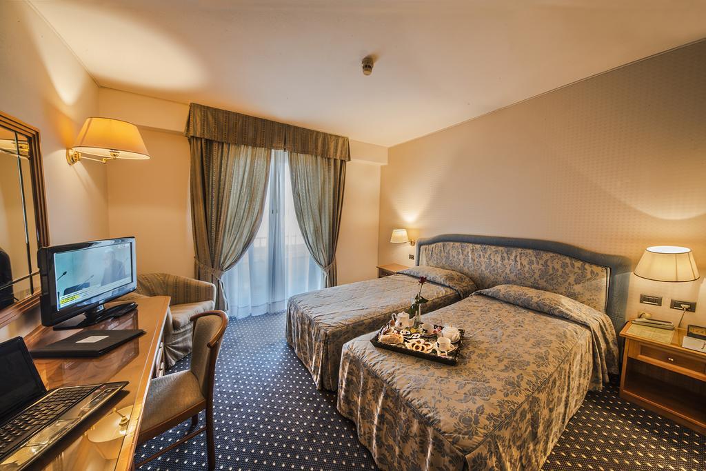 Hotel Valdarno Монтеварчи Екстериор снимка