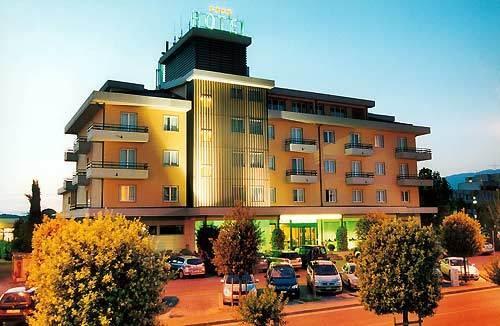 Hotel Valdarno Монтеварчи Екстериор снимка